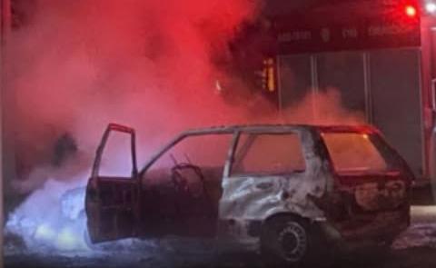 Carro em Itupeva fica destruído após ser tomado pelas chamas